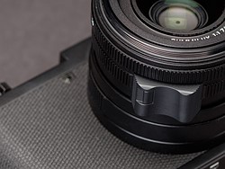 LeicaQ2-focus-clutch.jpg