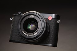 LeicaQ2-lead02.jpg