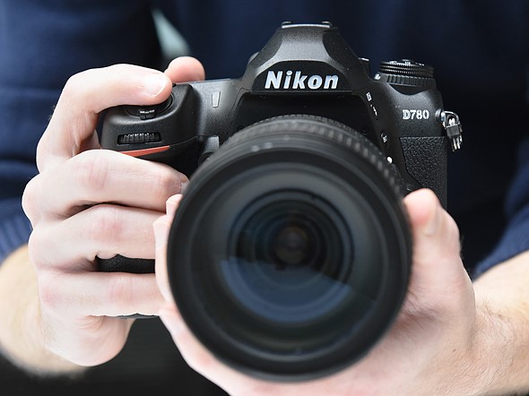 Nikon-D780-hands-10.jpg
