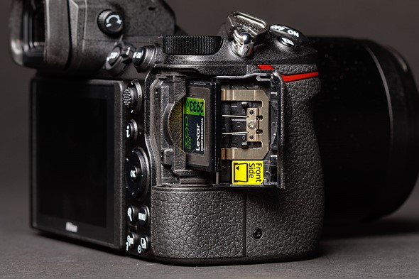 Nikon-Z7-cardslot.jpg