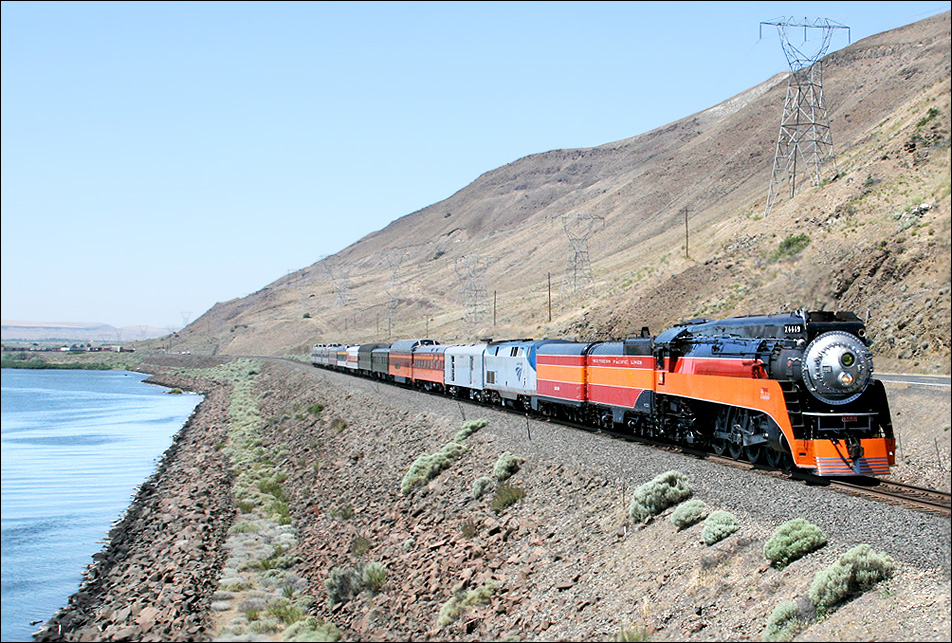 SP 4449 Steam Engine in the Gorge